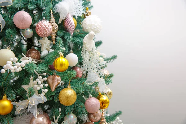 Árbol de Navidad sobre fondo blanco — Foto de Stock