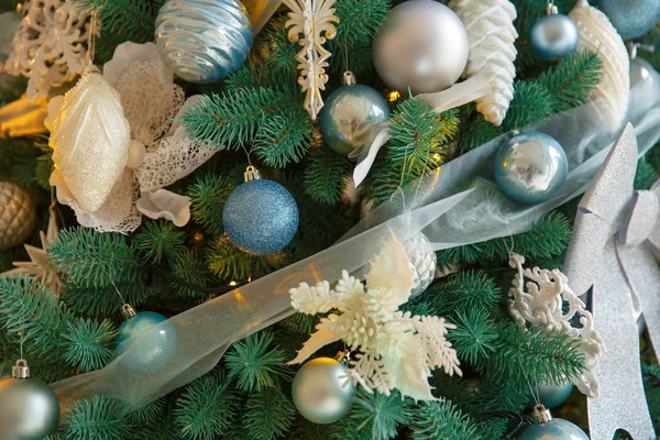 Albero di Natale con giocattoli blu e argento. Biglietto natalizio con decoro bianco e blu — Foto Stock
