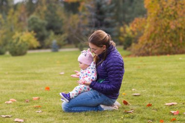 Mutlu anne çocuk ile sıcak sonbahar günü oynamak