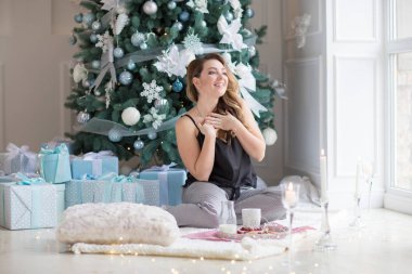 kadın katında kahvaltı pijama. Yılbaşı sabahı. Noel kavramı