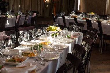 bir restoran kapalı tablo