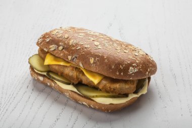 Şnitzel Burger turşu ve iki peynir çeşitleri