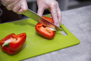 salata hazırlık, kırmızı biber, parçalar halinde kesilmesi