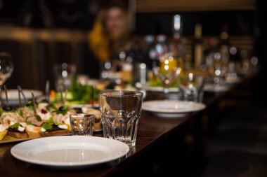 Çatal bıçak, tabak ve gözlük Resepsiyon arka plan üzerinde bir tablo ayarı dekor