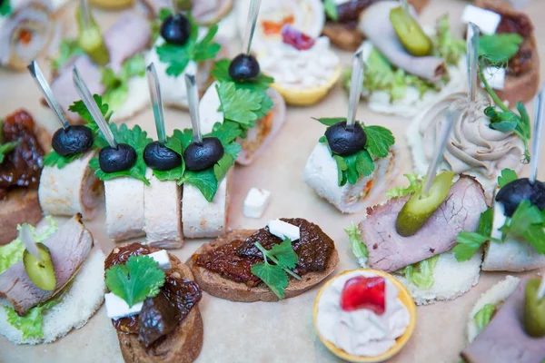 Leckere Canape-Snacks aus nächster Nähe, Oliven mit Fleisch, Essiggurken beim Hochzeitsempfang, Catering-Konzept im Restaurant — Stockfoto