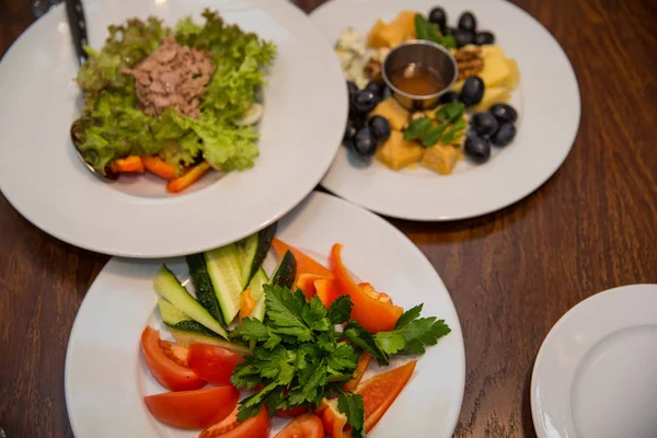 Ensalada de atún, plato de queso y verduras. recepción. Comida para compartir. Primer plano — Foto de Stock