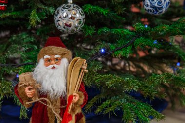 Noel Noel baba bebek. Noel oyuncak Noel ağacı Noel Baba Clausl altında çocuklar ve yetişkinler için bir Noel atmosfer oluşturur