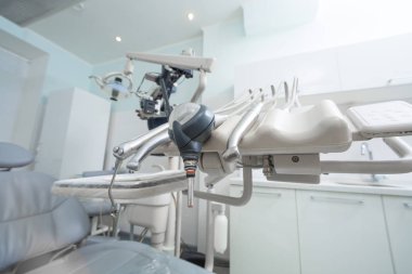diş hekimliği, ilaç, tıbbi malzeme ve stomatology kavramı - kadar yakın lamba ve diş ünitesi aletleri Kliniği
