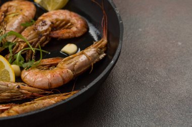 Limon ve Sarımsak Karides karides kavrulmuş