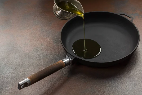 Serpenyőben olajat öntött Chef — Stock Fotó