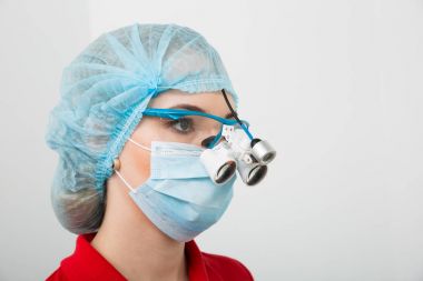 Kameraya poz googles ve maske içinde ciddi cerrah portresi scrubs