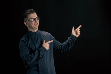 Gözlüklü adam parmağıyla tarafına işaret..