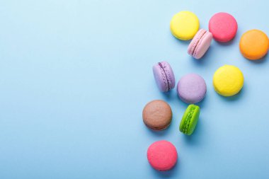 Macaroons açık mavi renkli üzerinde. Metin için yer