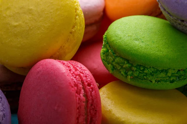 Gâteau aux macarons colorés. Gros plan macarons sur fond blanc . — Photo