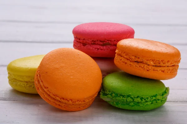 Une délicatesse française sucrée, macarons variété gros plan. Fond en bois blanc — Photo