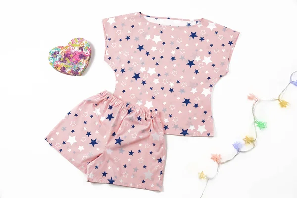 Composición con pijama de moda en las estrellas estampado sobre fondo blanco. composición del regalo. Día de San Valentín — Foto de Stock