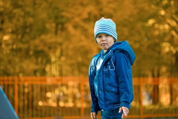 Lindo bebé niño de pie en otoño parque — Foto de Stock