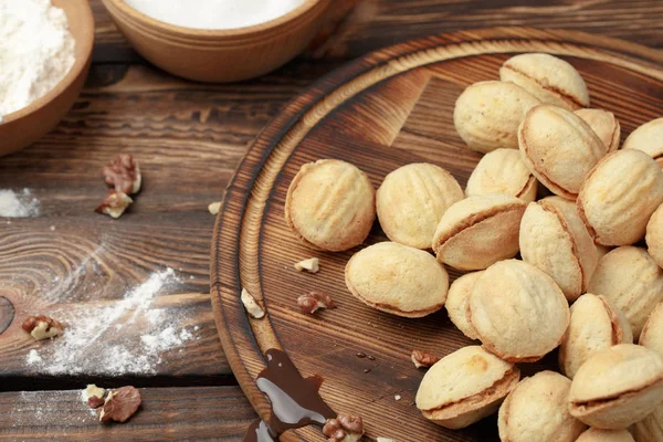 Zelfgemaakte koekjes noten met gekookte gecondenseerde melk — Stockfoto