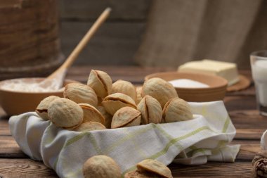 ev yapımı kurabiye fındık ile ahşap masa üzerinde krem haşlanmış yoğunlaştırılmış süt şeklinde. Rustik tarzı