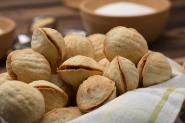 ev yapımı kurabiye fındık ile ahşap masa üzerinde krem haşlanmış yoğunlaştırılmış süt şeklinde. Rustik tarzı