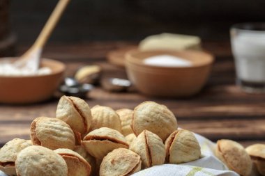 ev yapımı kurabiye fındık ile ahşap masa üzerinde krem haşlanmış yoğunlaştırılmış süt şeklinde. Rustik tarzı. Makro. Yakın çekim