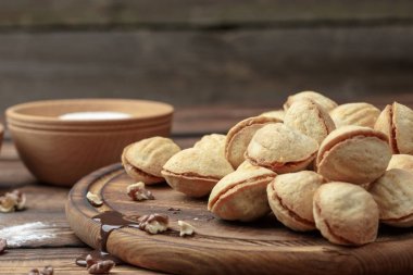 ev yapımı kurabiye fındık ile ahşap masa üzerinde krem haşlanmış yoğunlaştırılmış süt şeklinde. Rustik tarzı