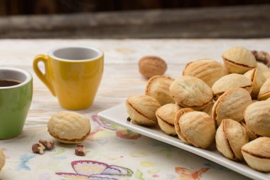 ev yapımı kurabiye fındık ile ahşap masa üzerinde krem haşlanmış yoğunlaştırılmış süt şeklinde.