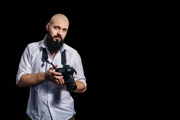 Il fotografo barbuto scatta una foto. Chiudete. Fondo nero — Foto Stock