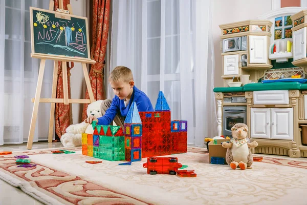 Un niño está jugando con un constructor magnético. juguetes intelectuales —  Fotos de Stock
