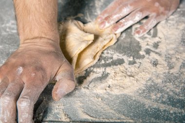 Şef'in el hamur yoğurma