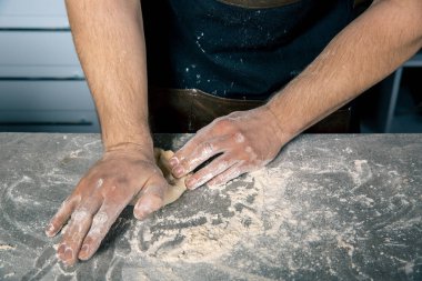 Şef'in el hamur yoğurma