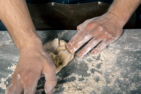 Las manos del chef amasando la masa — Foto de Stock