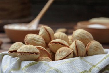 ev yapımı kurabiye fındık ile ahşap masa üzerinde krem haşlanmış yoğunlaştırılmış süt şeklinde. Rustik tarzı