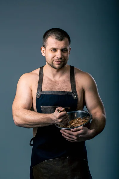 Chef bate crema de chocolate en un tazón a mano para hacer pasteles de queso sobre fondo oscuro — Foto de Stock