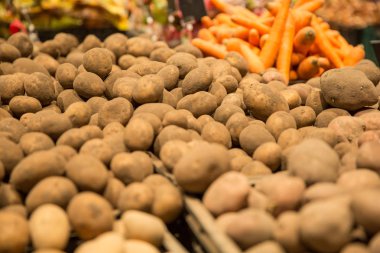Taze mandalina patates ve havuç doku içinde belgili tanımlık çarşı.