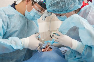 Cerrah diş hekimi diş ofiste anestezi hasta için bir iğne kullanarak profesyonel yapım asistanı ile. Ağrı ve acı temiz diş. Diş Bakımı iyi bir sağlık için.