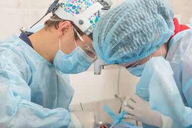 Bir hasta ve Yardımcısı bir diş müdahale sırasında diş hekimleri. Diş hekimi kavramı. Diş ameliyatı. işlem süreci