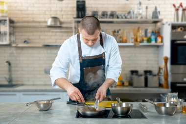 Şef sebze wok içinde karıştırma. pişirme işlemi