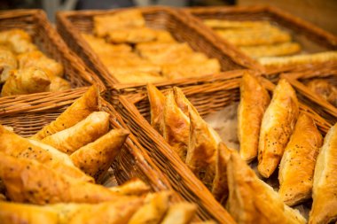 çeşitli ekmek fırını dükkanında rafta türü.