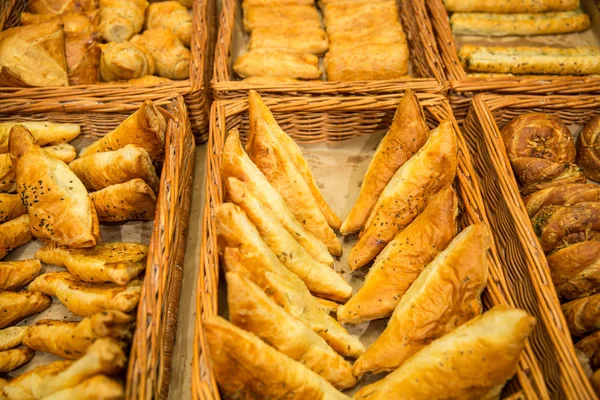 Diverse brood type op plank in bakkerij winkel. — Stockfoto