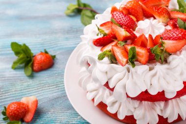 Çilek ve krema kek. Ev yapımı yaz tatlı mavi ahşap tablo