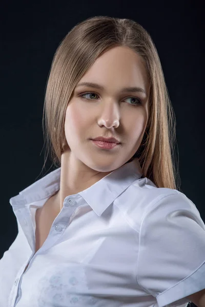 Bella ragazza adolescente sorridente in gonna nera e bianco studio camicia ritratto. Felice studente o studentessa con i capelli lunghi guardando la fotocamera su sfondo nero . — Foto Stock