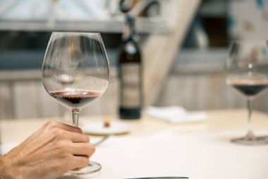 Restoranda şarap tutan adam