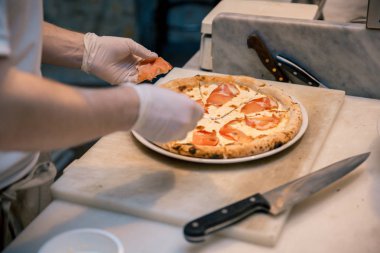 bir şef tarafından pizza hazırlama süreci