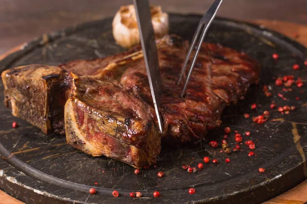 Délicieux steak de boeuf, photo du produit. la viande est coupée avec des couverts — Photo