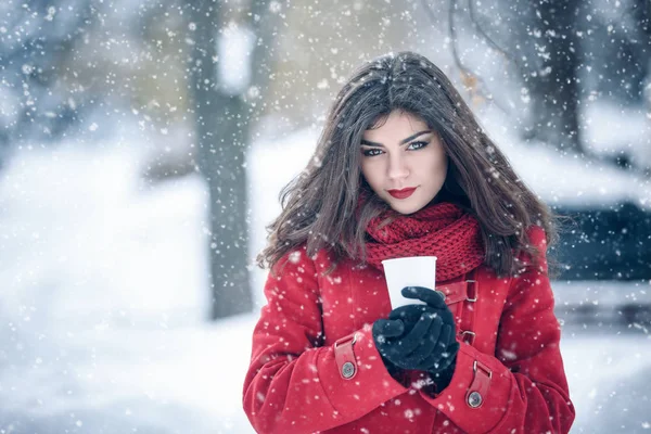 Horký nápoj žena hospodářství mimo — Stock fotografie