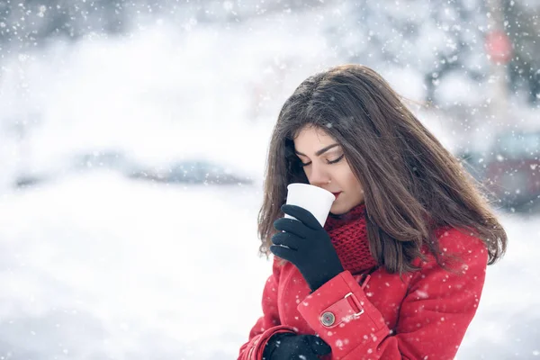 Žena s šálkem čaje v zimě park — Stock fotografie