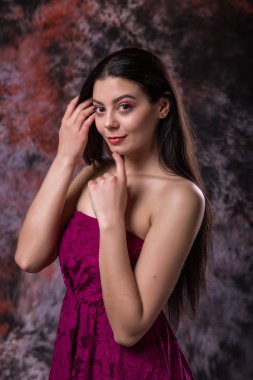 Çekici genç kadın stüdyo portre mermer renkli arka plan üzerinde