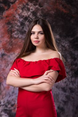 Artı boyutu modeli kadın portre kırmızı elbise veya tulum mermer renkli arka plan üzerinde.