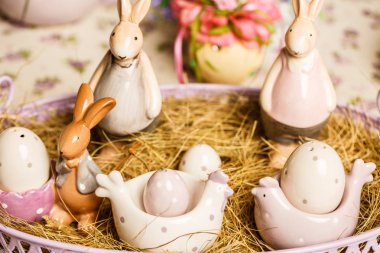 Tablo ayarı ile güzel Paskalya pastel süslemeleri. Porselen tavşanlar ve Paskalya yumurtaları.